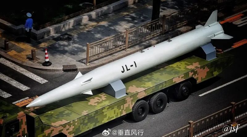  2025年9月北京舉行的抗戰勝利80周年閱兵中「驚雷-1」則首度公開亮相，由轟-6N戰略轟炸機搭載。圖/取自垂直風行微博