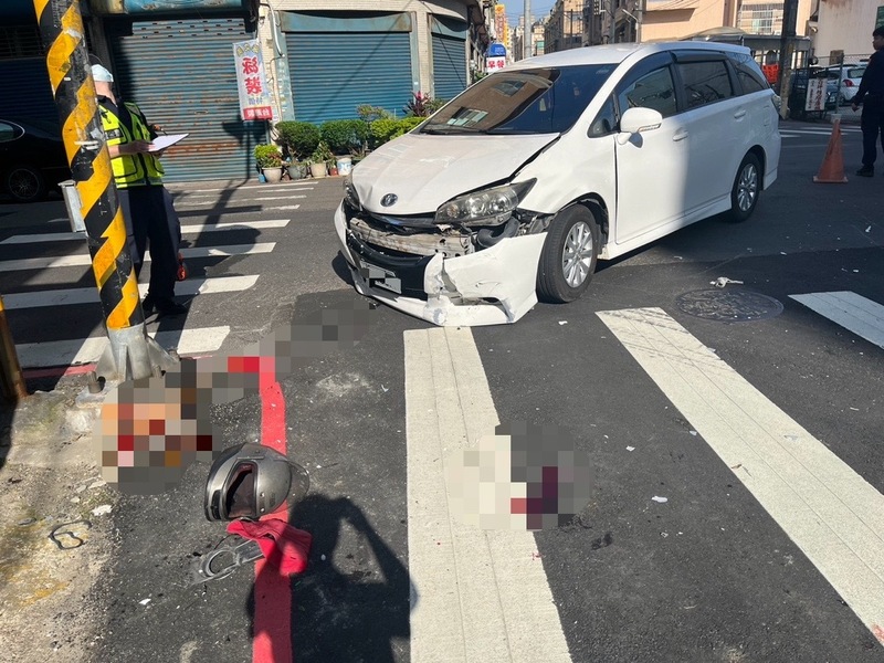竹北市24日發生一起死亡車禍，機車與汽車在閃黃燈路口撞上，女騎士傷重不治。圖/中央社