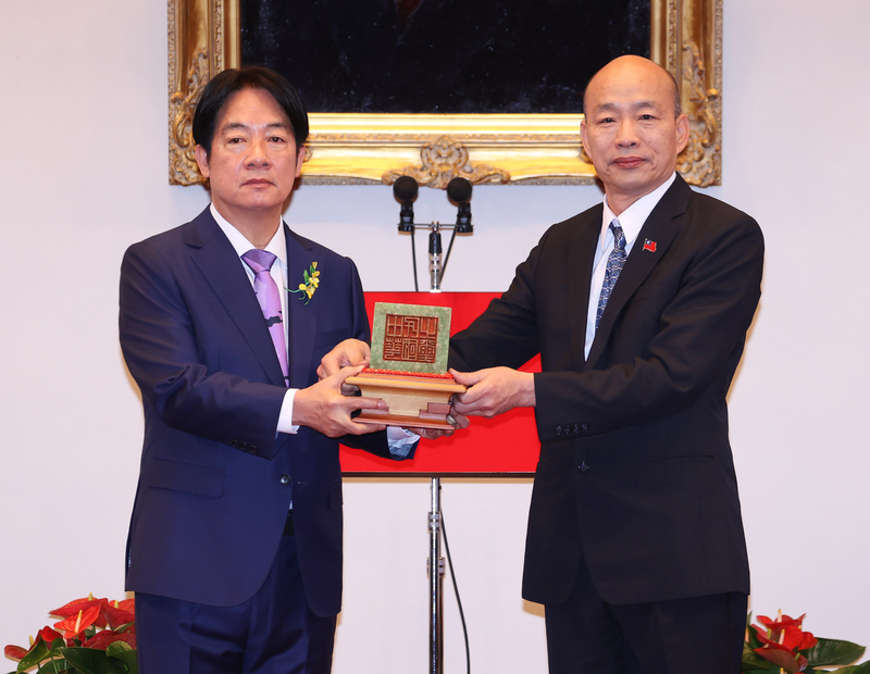 立法院長韓國瑜（右）授予第16任總統賴清德（左）中華民國國璽。圖/中央社