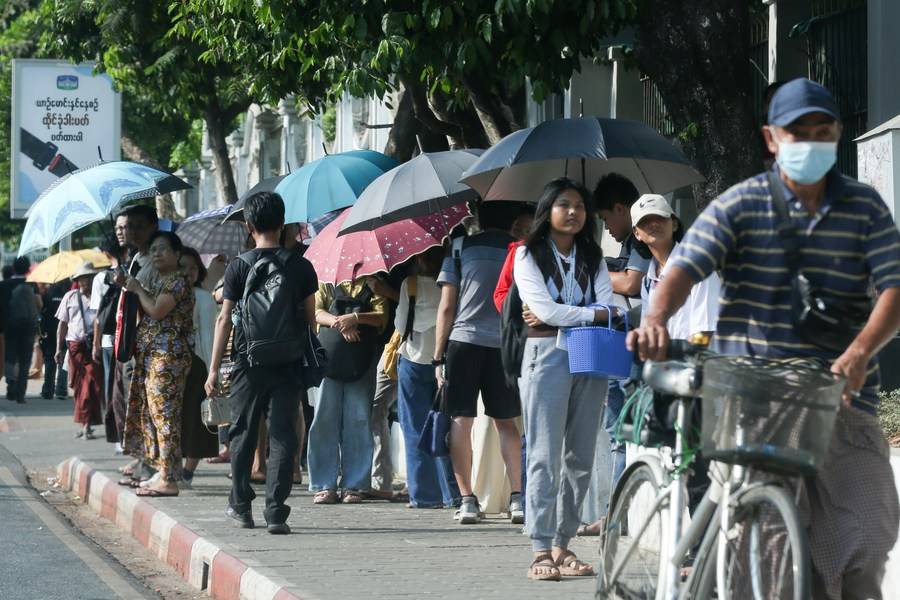 仰光街頭的民眾酷熱難耐。圖/取自新華社