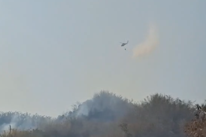 高雄山火狂燒！美濃公墓陷火海　火勢蔓延月光山出動直升機灌救