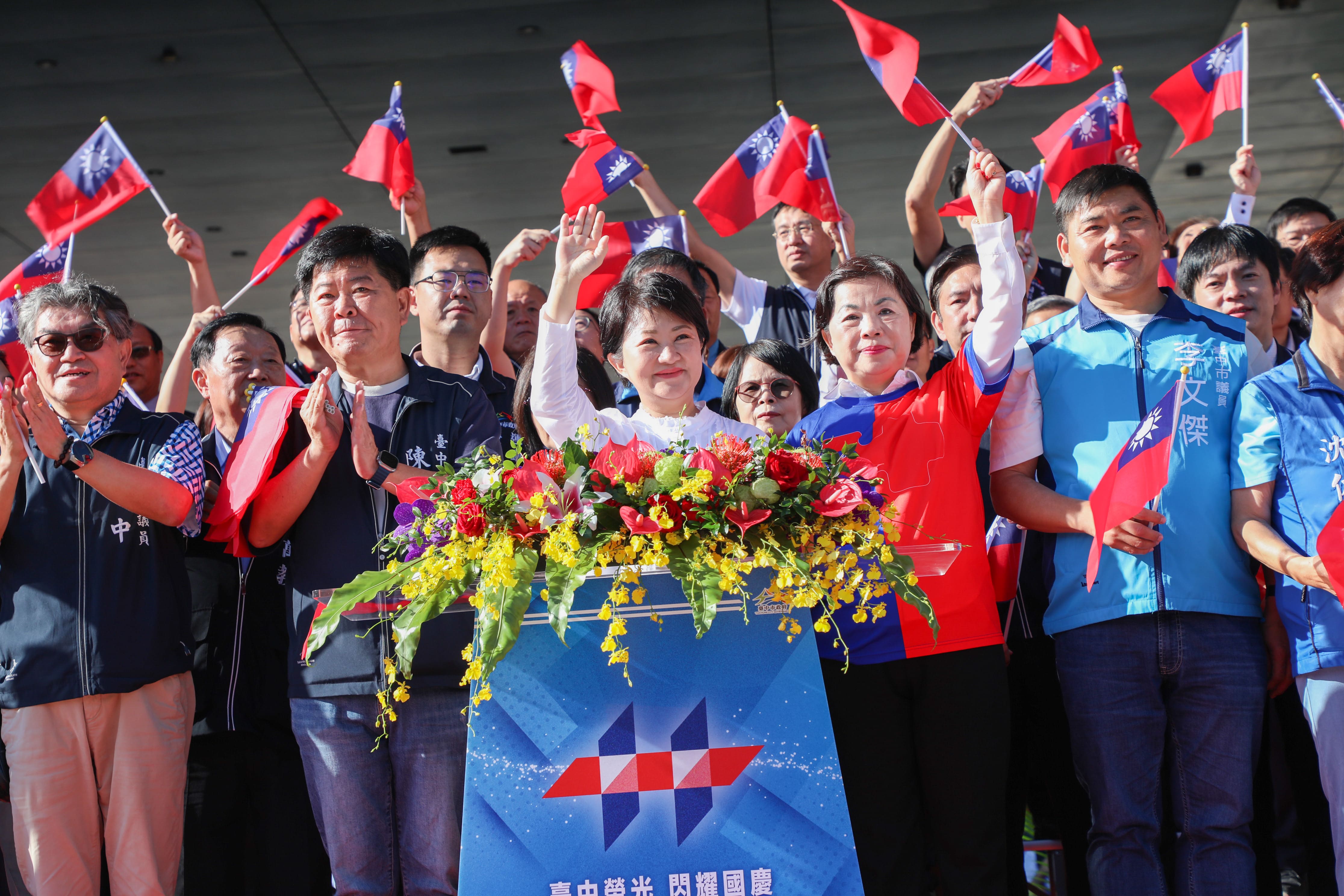 台中市政府今上午8時在府前廣場舉行113年國慶升旗典禮，市長盧秀燕（中，白衣者）上台致詞。圖/取自台中市政府官網