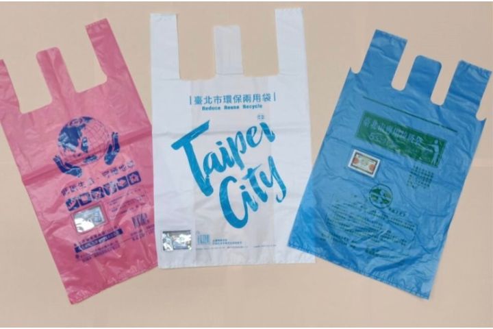 雙北市政府強調，目前專用垃圾袋庫存充足、供應穩定。圖為台北市（右）與新北市（左）專用垃圾袋。圖/取自台北市環保局網頁