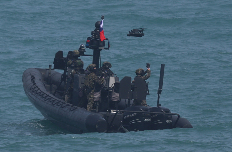 總統賴清德8日上午赴海軍左營基地視導漢光42號演習「濱海打擊及近岸防禦」課目，在桃子園海灘實施「近岸防禦」，圖為監偵無人機從M109特種作戰突擊艇升起執行任務。圖／中央社