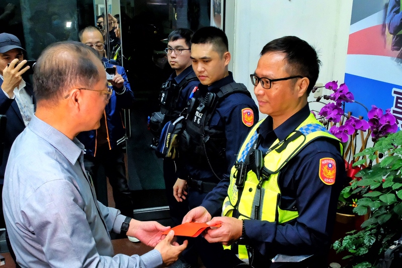 警政署長黃明昭（右一）獲知消息後，前往桃園分局嘉勉圍捕有功警員。圖/中央社