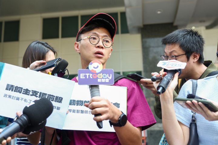 中華民國獸醫內科醫學會理事長鍾昇樺(中)呼籲,在寵物用藥新制配套未完備前,希望能夠暫緩施行。圖/中央社