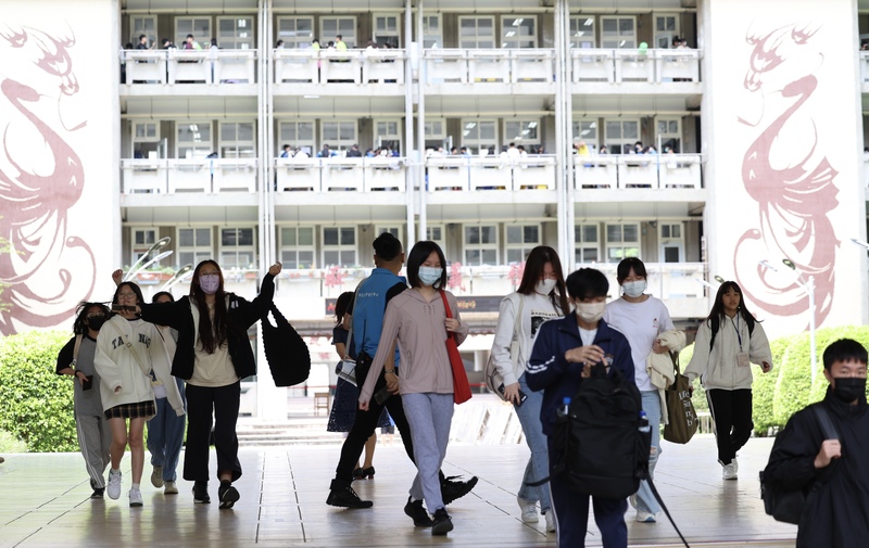 國中會考今天（7日）公告成績，712人獲5A和寫作6級分，但有1萬2521人、6.62％拿下5C即五科待加強，比去年略增6.27％。圖／中央社