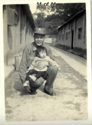 鄭麗文小時與父親的戎裝照。圖／取自星島日報轉引微信公眾號「茶苑路拾貳號」  