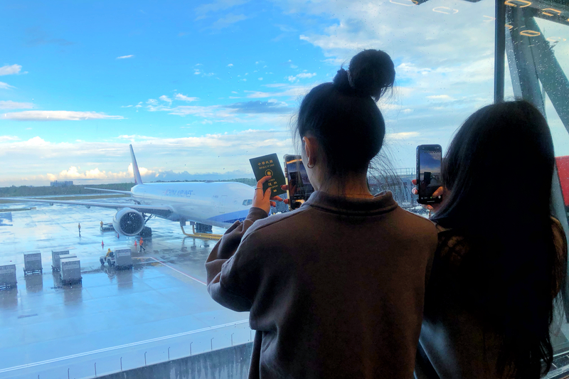 桃園國際機場第3航廈北登機廊廳1日試營運，候機旅客利用等待時間在大片玻璃帷幕前拍照。圖/中央社