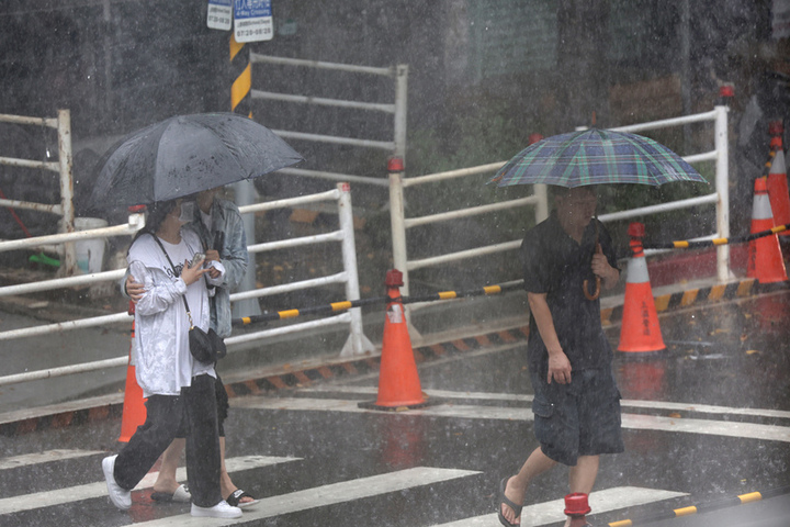 近期水氣仍多，午後雷陣雨機會大。圖/取自中央社