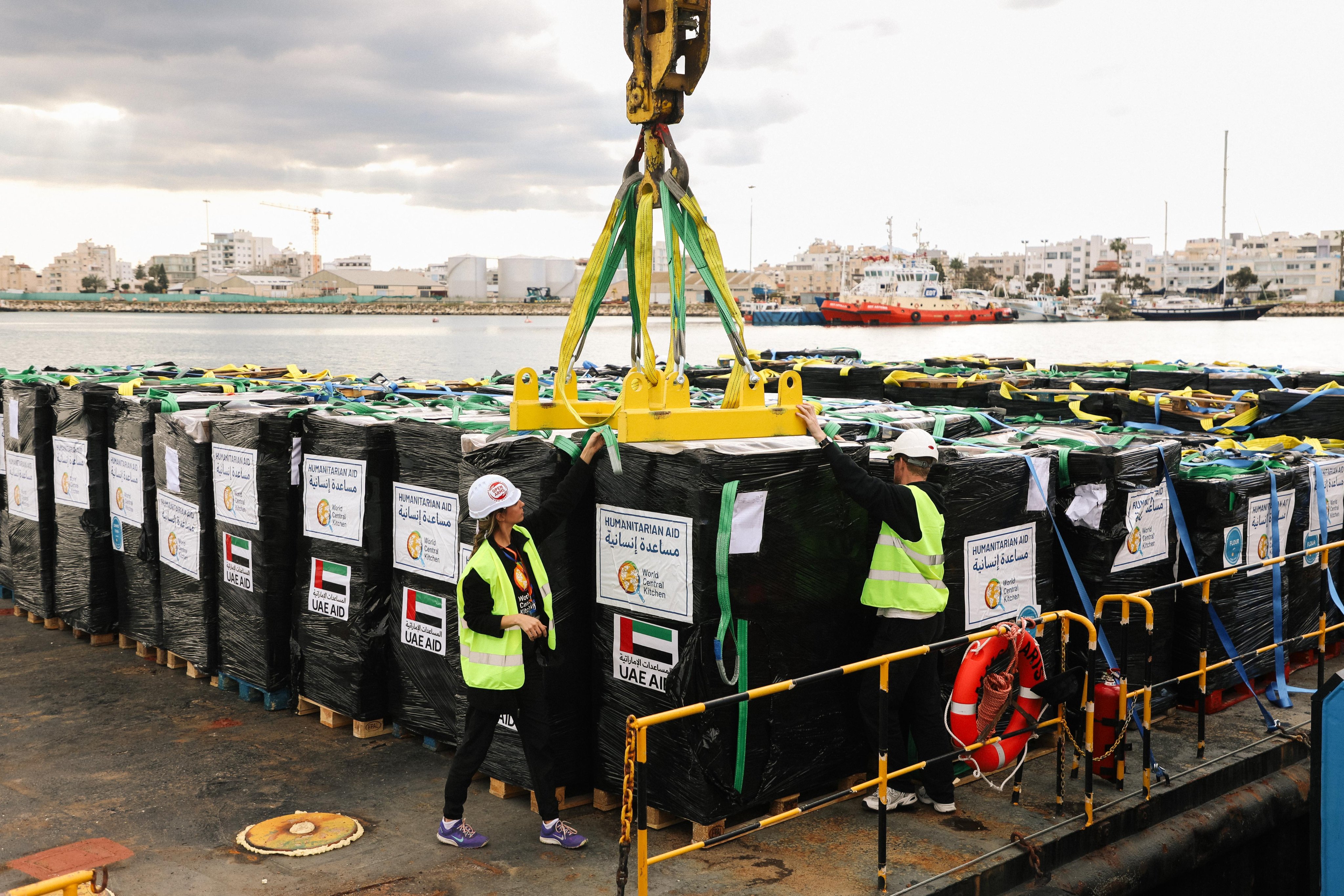 WCK 人員在塞浦路斯拉納卡港口裝載前往加薩的救援物資。圖/取自World Central Kitchen @WCKitchen