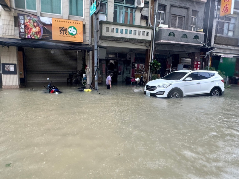 凱米颱風帶來豐沛降水，中南部多處都出現淹水災情，不少民眾的愛車慘成泡水車。圖/中央社