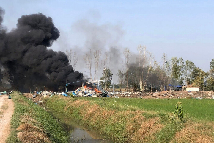 泰國中部煙火工廠發生爆炸。圖/取自素攀武里府公路救援協會 《推特》