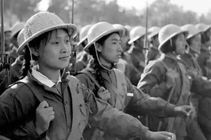 大陸1959年的閱兵儀式中女民兵的著裝已出現變化。圖/取自人民網