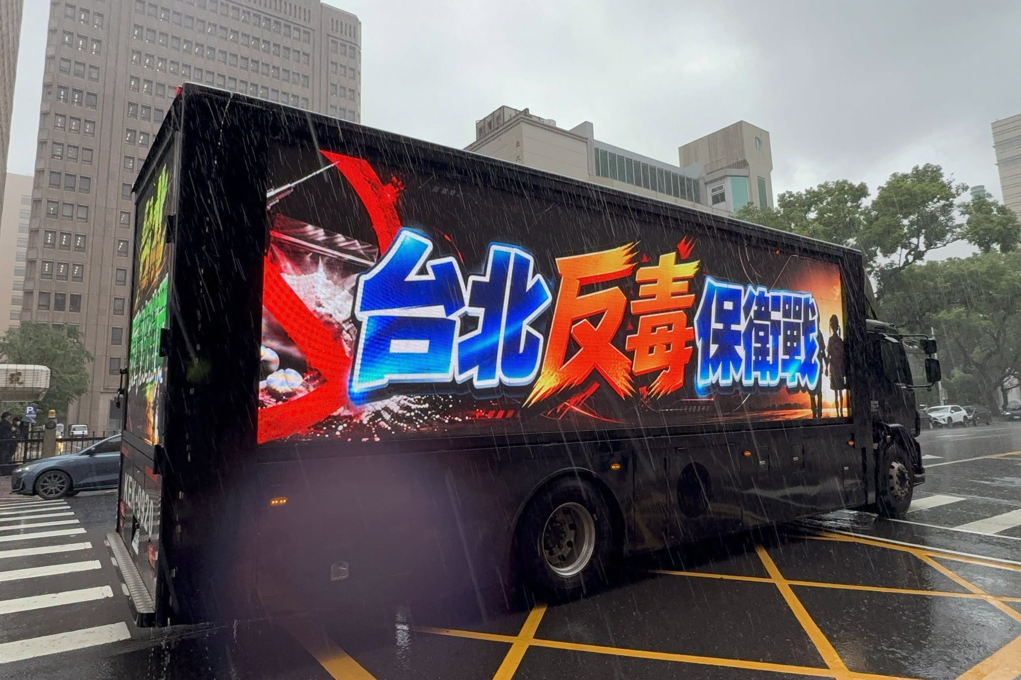 羅智強爆：租金剛車宣傳沈伯洋挺毒品言論　遭青鳥「肉身擋車」