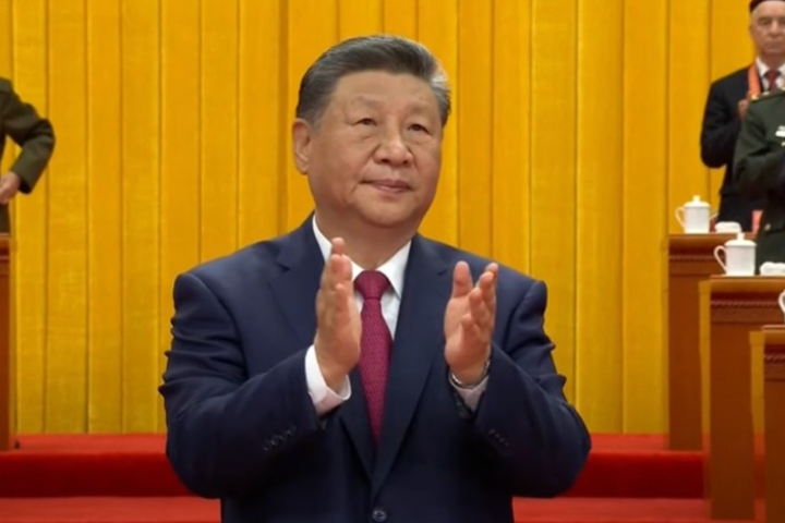 新疆維吾爾自治區70周年慶祝大會落幕時,習近平起身鼓掌。圖/取自鳳凰衛視直播