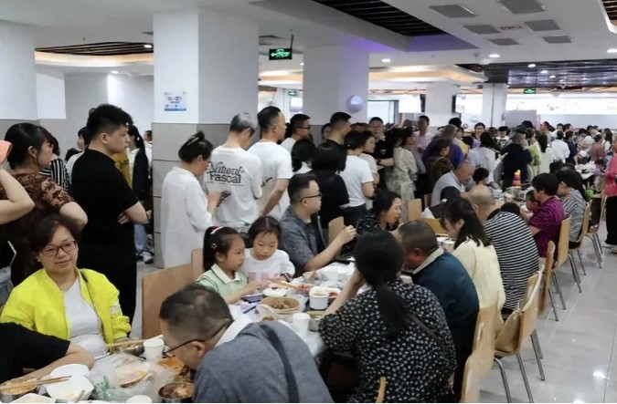【有片】甲亢哥掀榮昌滷鵝熱！食堂3元小吃迎五一遊客潮