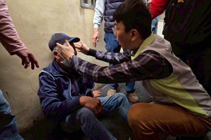 繼賴清德後又一例！民進黨縣長參選人拜票遇長輩昏倒、協助送醫