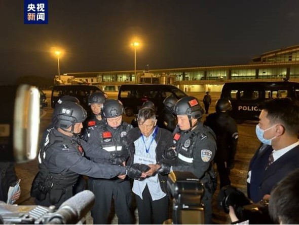 緬北果敢電詐集團首腦白所成等人被押解回中國受審。圖/取自央視新聞