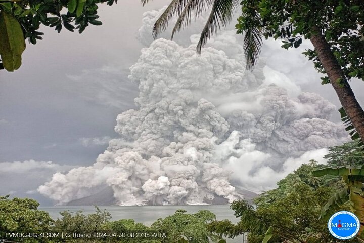 印尼魯昂火山今天再次大規模噴發。圖/取自PVMBG官方《推特》
