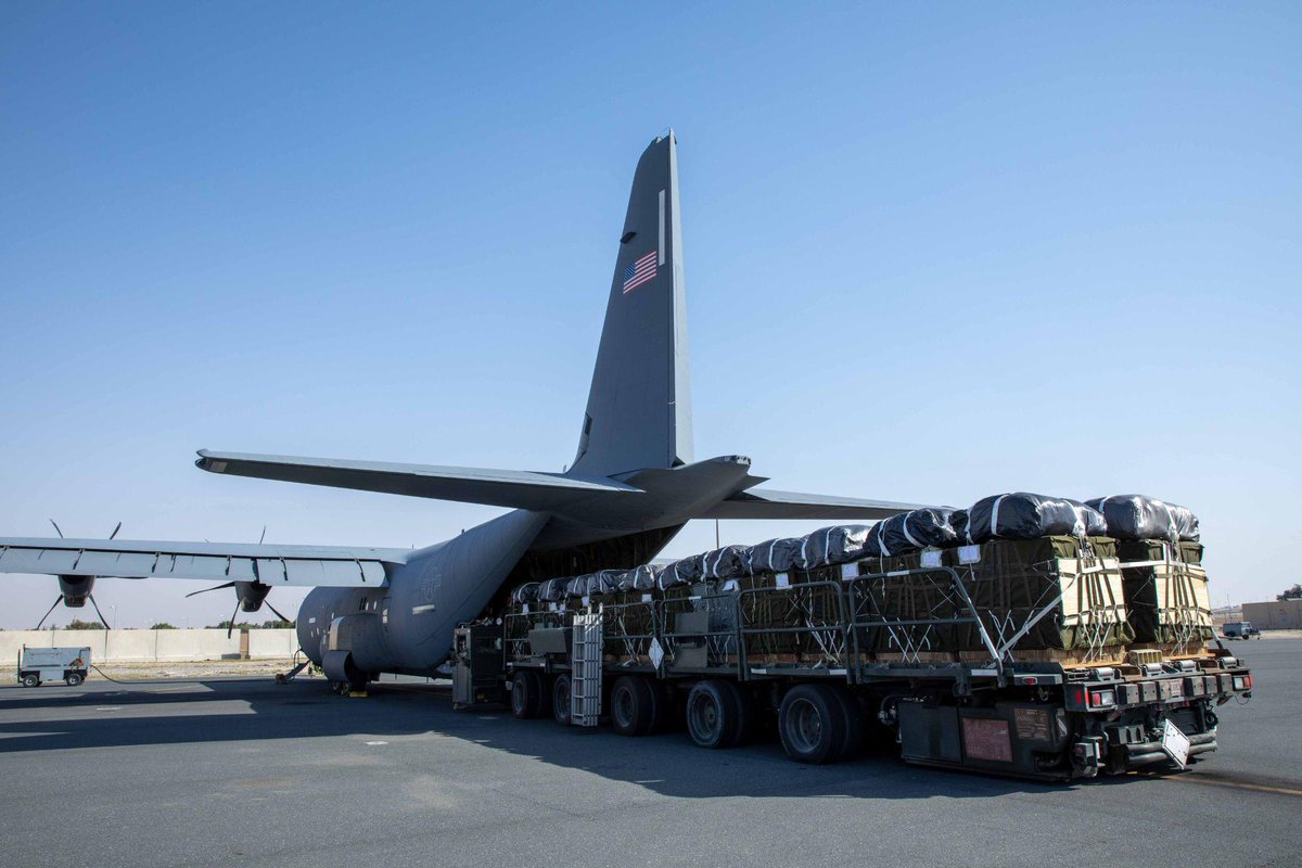 圖為美國出動 C-130運輸機空投超過 1萬多個餐盒，為加薩北部提供人道援助。圖/取自U.S. Central Command @CENTCOM