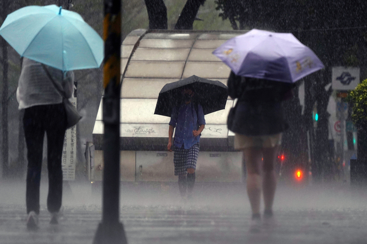 氣象署表示，今天各地仍有強陣雨。圖/取自中央社