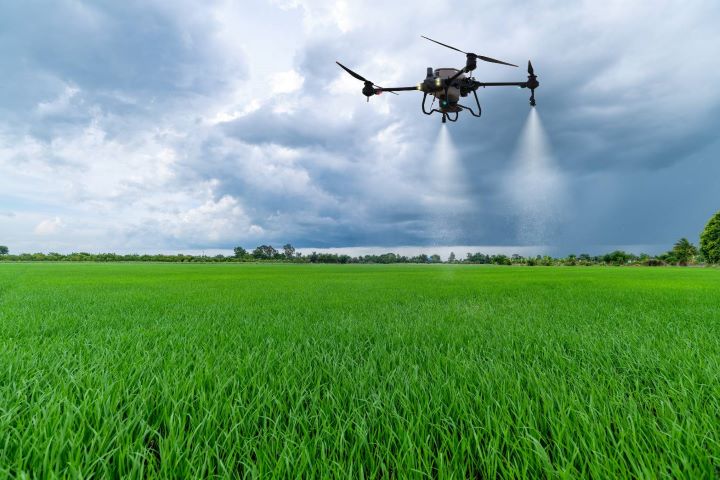農業用無人機進行農田噴灑作業。圖／APChanel／Shutterstock.com