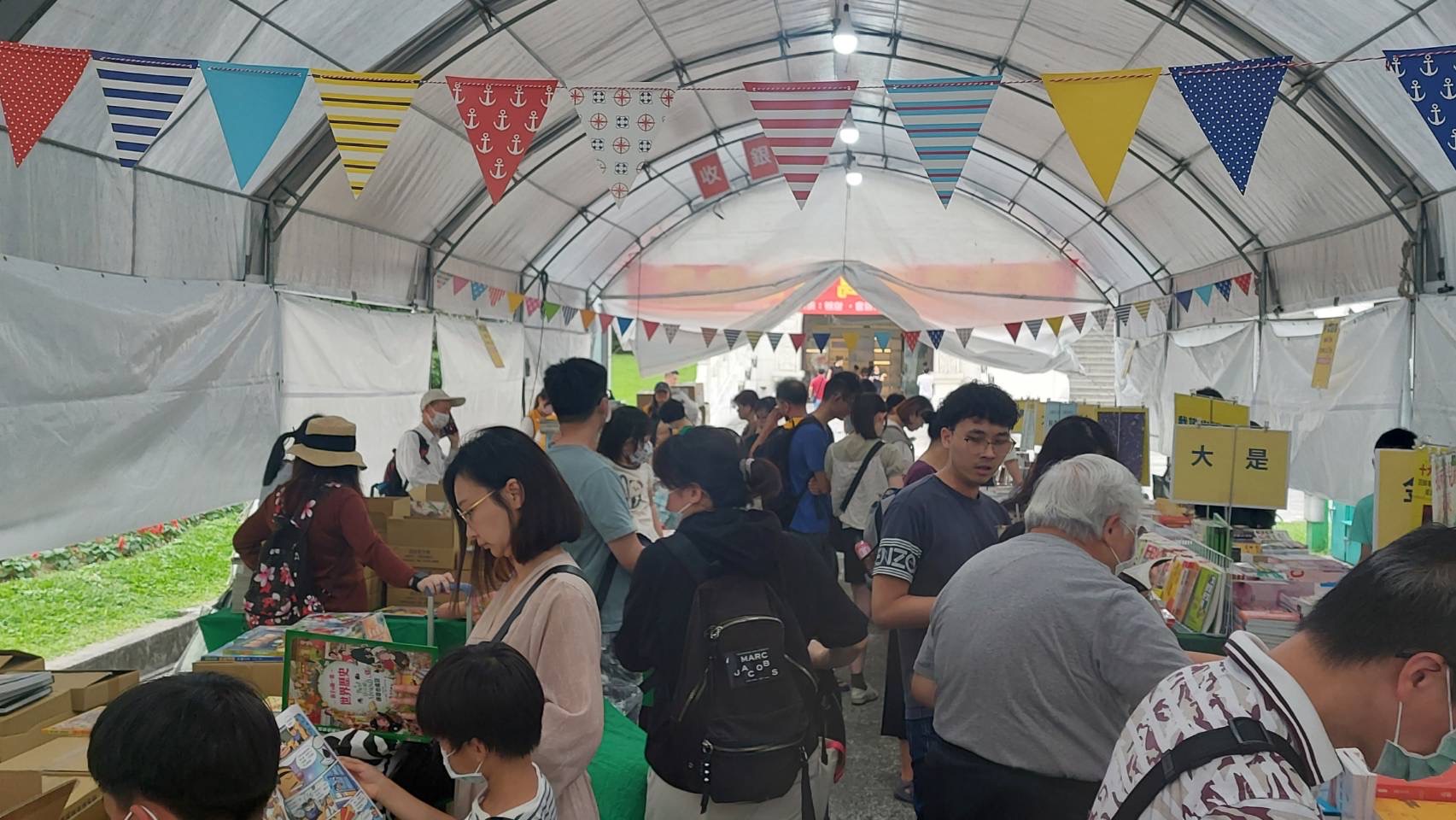 圖書出版事業協會書展在中正紀念堂大孝門廣場展出,有40家出版社獲選參展。圖/圖書出版事業協會提供