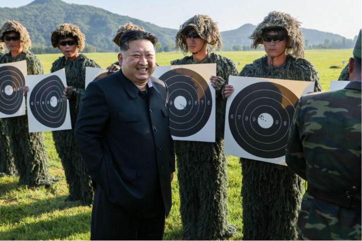 反擊美韓核磋商 北韓秀肌肉 金正恩視察新式裝甲、電子戰與狙擊手部隊