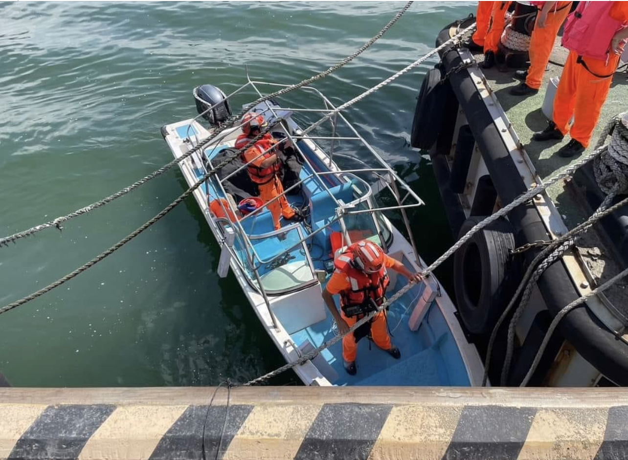 中國籍快艇直闖淡水河口，海巡署在漁人碼頭攔截逮人。圖/海巡署提供