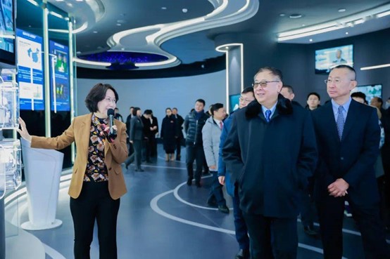 今年2月初田偉（右2）參加北京的骨科工程中心基地揭牌活動還演講，但當時紀檢委已考慮要不要抓人，這應是田偉最後一次公開出席活動。圖／取自搜狐網