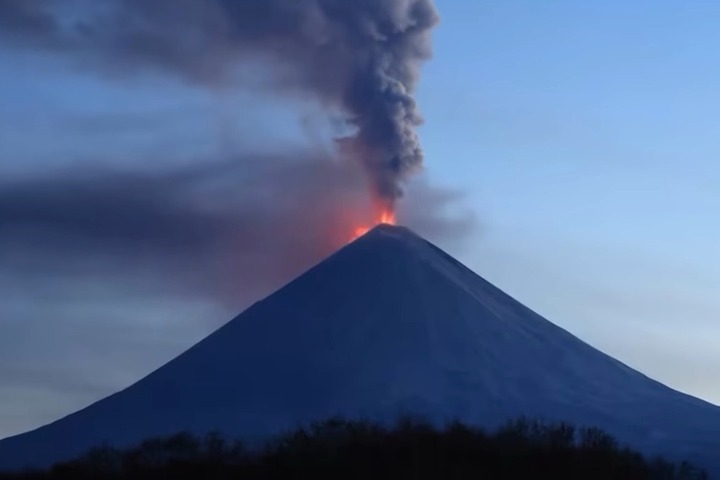 8.8強震與海嘯後　俄堪察加半島北半球最大活火山噴發岩漿湧出