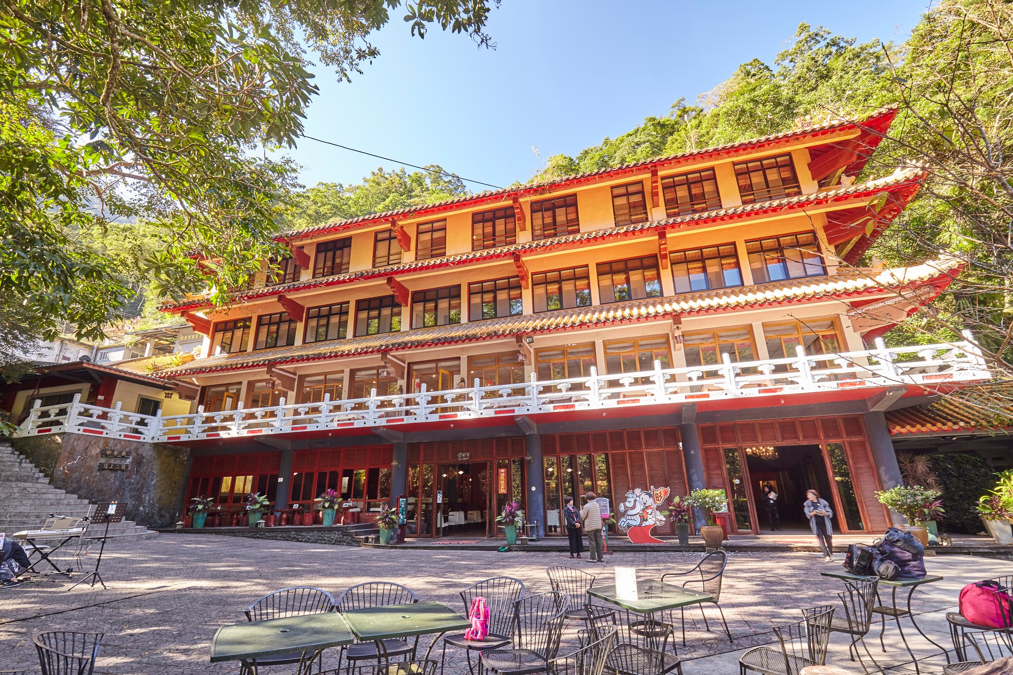 雲仙樂園的餐廳廚房發生火警，消防員為省時搭乘園區纜車前往救援。圖/取自雲仙樂園臉書