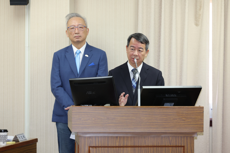 外交部政務次長吳志中（左）、國安局副局長張元斌（右）24日上午赴立法院外交及國防委員會，報告有關日本首相高市早苗「台灣有事說」的情勢。圖/取自中央社