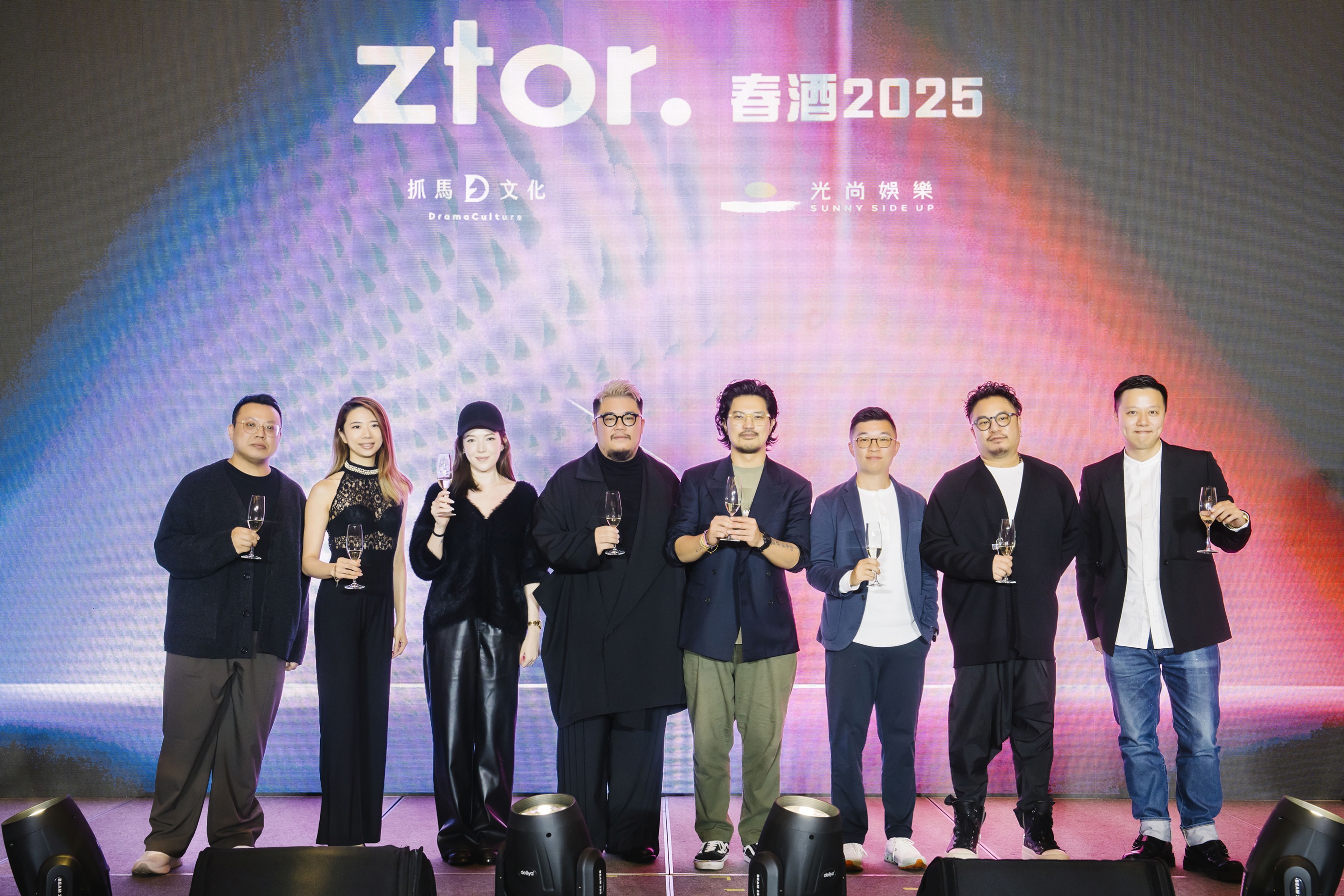 抓馬文化、光尚娛樂和Ztor. 的合作夥伴台上大合照。許瑋甯（左三）與抓馬文化合組「時間軸製作所」，含括藝人管理、影視制作及藝術開發等。圖/抓馬文化提供