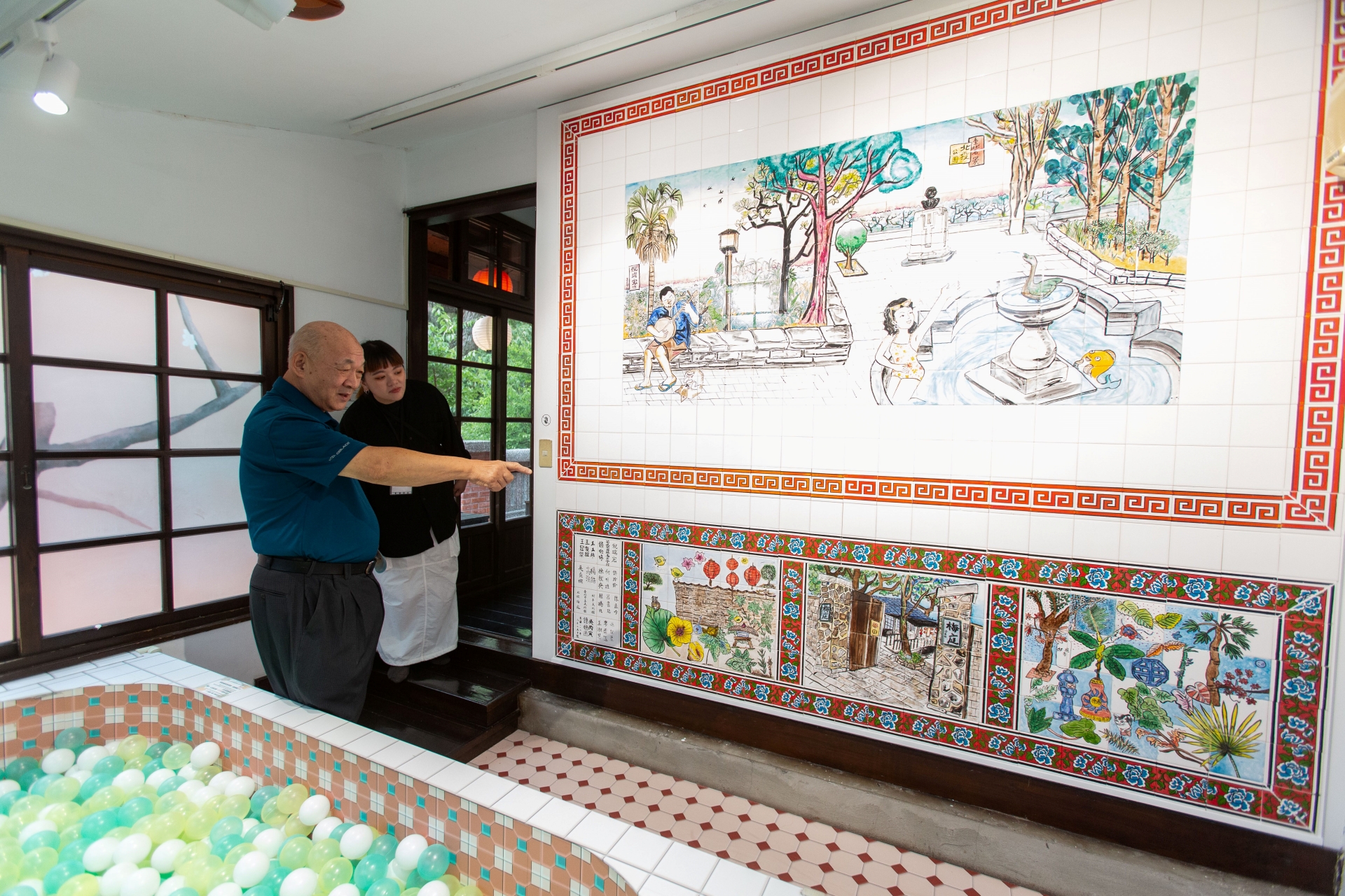 北投梅庭的私人溫泉浴室在藝術家倪瑞宏、國寶彩磁藝師和在地區民創作下 ，讓溫泉浴室溫度再現。圖/台北市文化局提供
