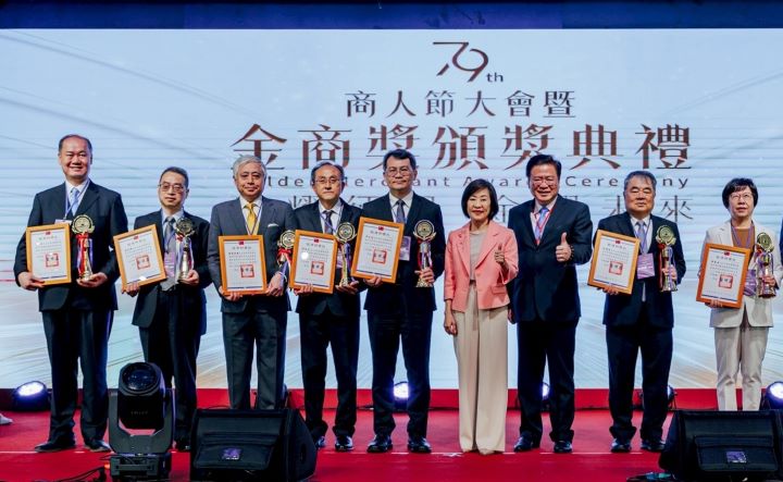 商總許舒博理事長(右五)、經濟部江文若次長(中)與優良商人得獎者合影，左一為歐德總經理陳國甫。圖/歐德集團提供