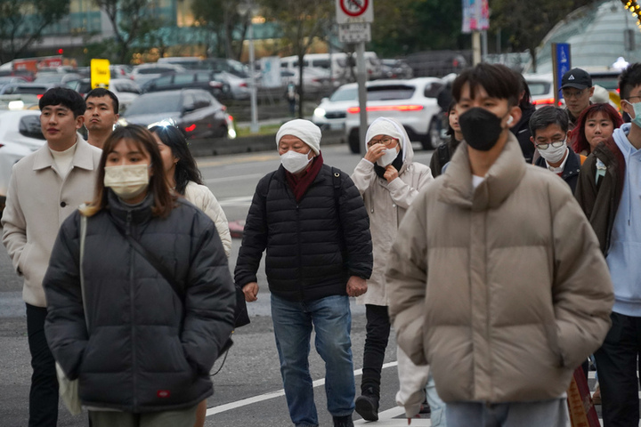 入夜後冷氣團報到，氣溫再降。圖/取自中央社