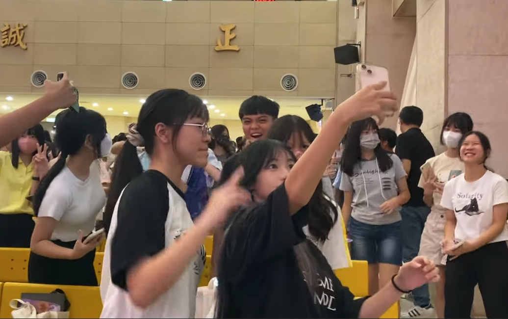 近日景美女中遭瘋傳排名從過去前三志願大跌至20幾名，圖為景女今年新生宣示活動。圖／翻攝自景美女中直播 YouTube頻道