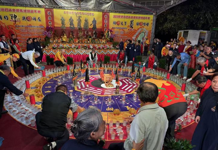 參與貴賓共同啟動萬盞平安燈開燈儀式。圖/記者張蔭泉攝