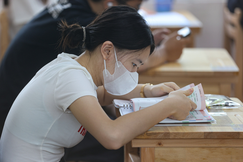 大陸大學近日展開對台招生工作。圖為113學年分科測驗考生在考場溫書，把握時間做最後溫習。圖/中央社