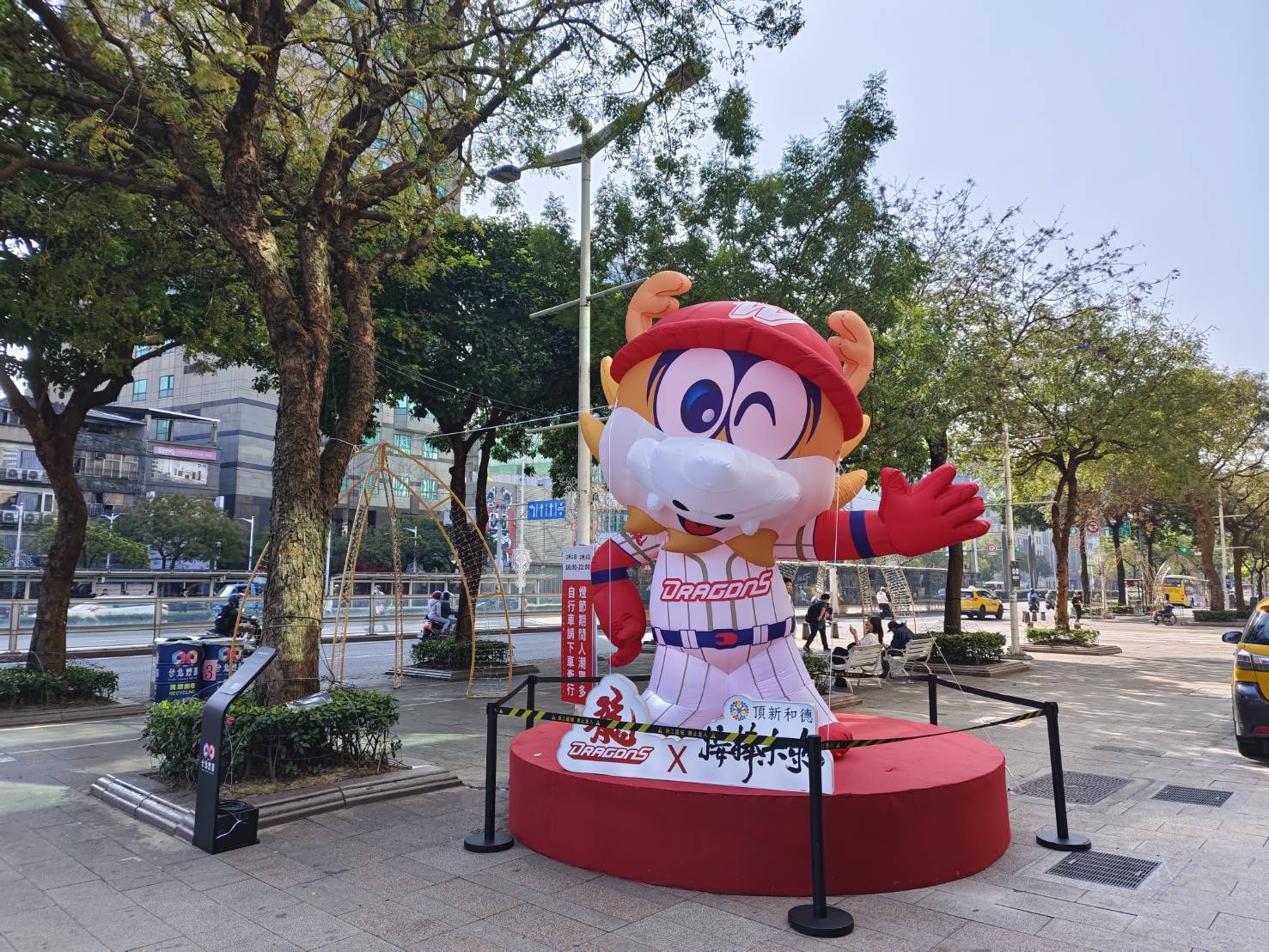 第一個以台北市為主場的職業棒球隊味全龍, 今年也展出吉祥物威弟造型燈組。圖/頂新和德文教基金會提供