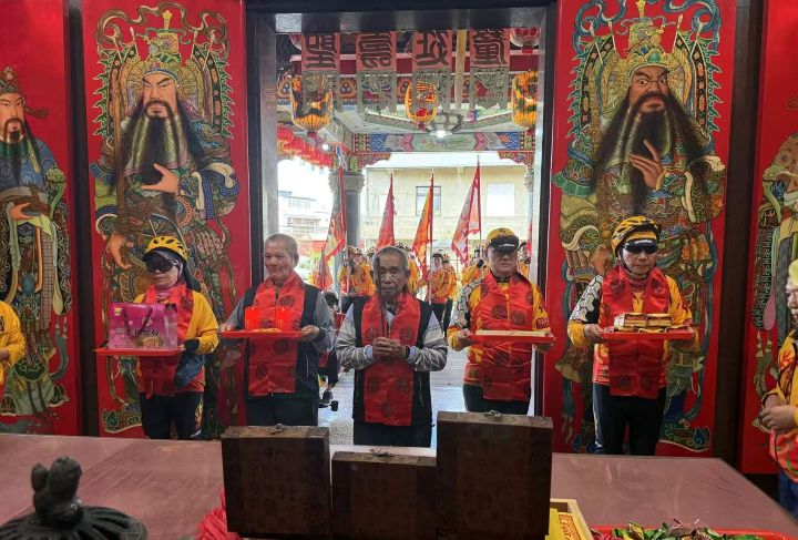 騎行隊抵達白沙屯東龍宮，許文進常務監事（中）擔任祈福官，游同人理事長（後排右二）陪祈，祈望全台百業昌盛。圖/張蔭泉攝