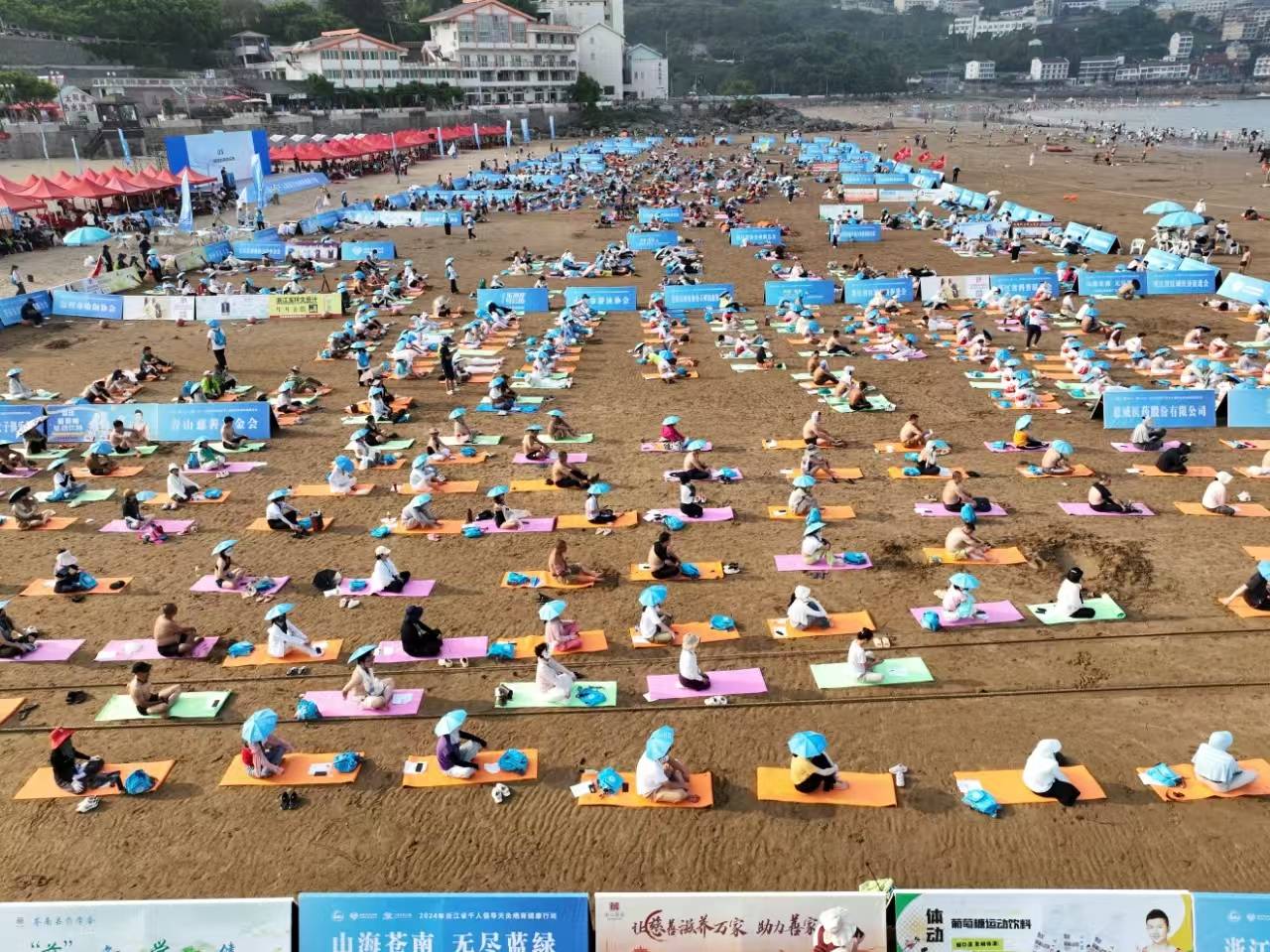 2024年8月10日，浙江省溫州千人曬背活動現場，眾人曬背時不忘給頭部做好防曬。圖/中新社記者王剛 攝