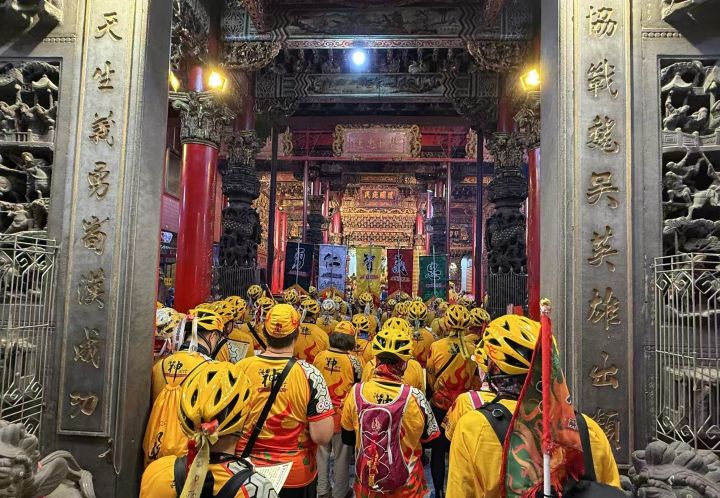 各騎隊騎手，整齊一致向關聖帝君祈福。圖/張蔭泉攝