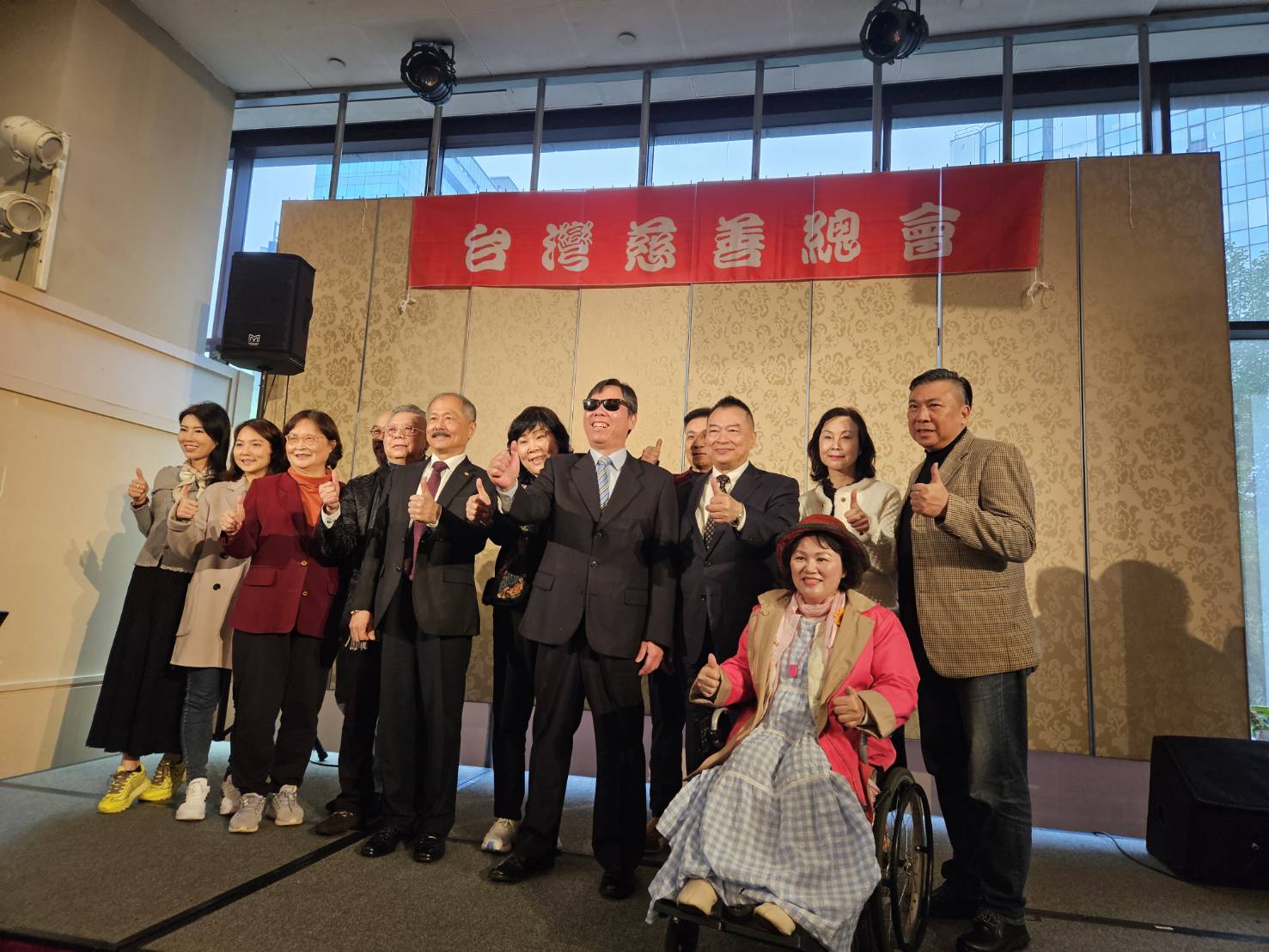 台灣慈善總會22日正式成立，鄭龍水(中戴墨鏡)當選首屆理事長。圖/梅花新聞網