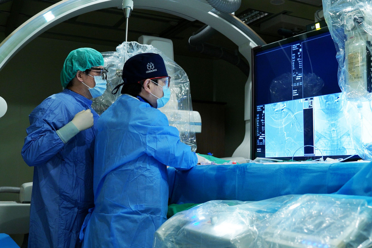 阮郁修主任藉由雙向血管攝影機執行血管內「支架輔助線圈栓塞手術」。圖/台北慈濟醫院提供