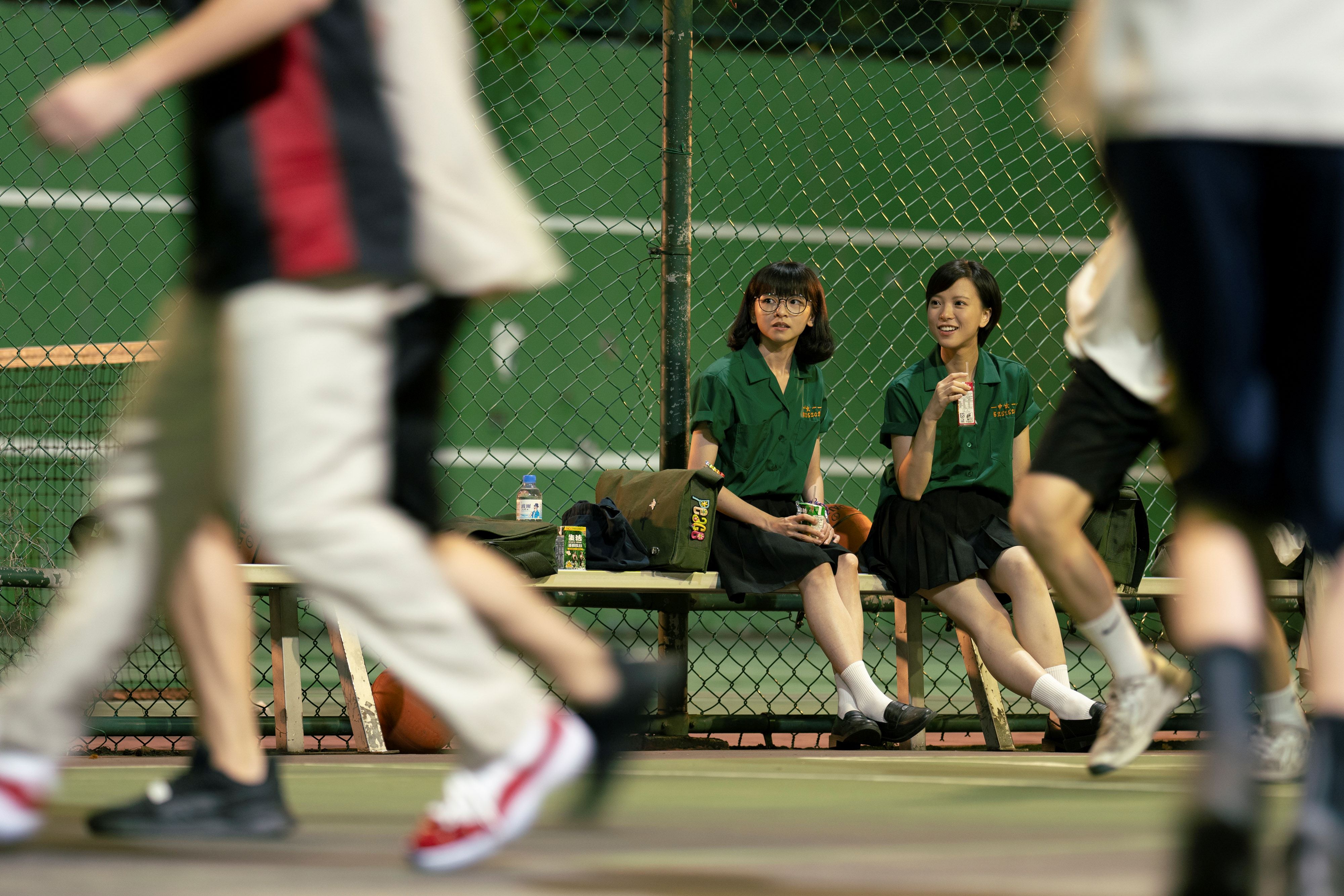 陳姸霏(左起)、項婕如在《夜校女生》扮演一女中的日夜校「桌友」，細膩演繹少女心事（圖_興揚電影提供）