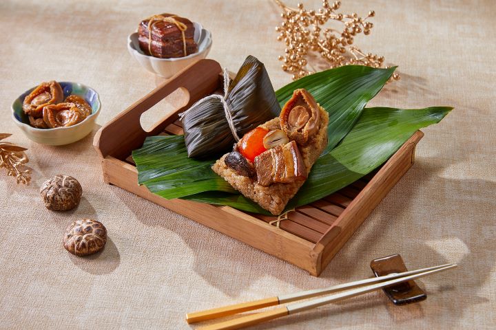 「財祿鮑皇粽」由圓苑餐廳國宴主廚戴立承結合江浙手路元素，挑選經典東坡肉搭以鮑魚入粽，海陸雙重豐味滿足饕客舌尖，更象徵著財運亨通、富貴滿盈之圓滿意涵。圖/圓山大飯店提供