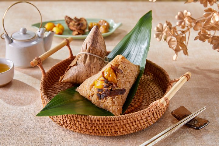 適合素食者的「萬壽羅漢粽」則以牛肝菌、鈕扣菇與綠竹筍等多樣蔬食為主題，搭配板栗仁與香菇絲，呈現清爽鮮香的自然滋味，展現素食料理的細膩與平衡。圖/圓山大飯店提供